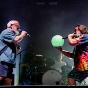 Kyle Gass, till vänster och Jack Black i Tenacious D under en spelning i Kentucky i USA 2022. 