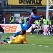 Alisson i en duell med Eddie Nketiah.