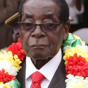 Robert Mugabe med sin dotter, tv, och fru Grace Mugabe, th, 28 februari 2015.