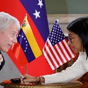 USA:s energiminister Chris Wright och Venezuelas president Delcy Rodriguez på dagens möte i Caracas.