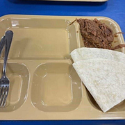 Bilderna på halvfulla matbrickor som soldaterna skickat till sina familjer cirkulerar i sociala medier och har publicerats av USA Today. I mitten arkivbild av hangarfartyget USS ABRAHAM Lincoln.