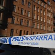 Polis på Storgatan på Östermalm utanför Israels ambassad i Stockholm.