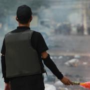 Arkivbild: En kuppmotståndare står inför polisen under en protest i Yangon, Myanmar, 1 april 2021. 