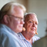 De tidigare försvarsministrarna Peter Hultqvist (2014-2022) och Mikael Odenberg (2006-2007) under ett samtal på Ystad Summit 2024. 