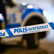 HELSINGBORG, SVERIGE 20230408 
Polis på plats i Mariastaden i Helsingborg tidigt på påskaftons morgon efter larm om skottlossning. Enligt polisens hemsida har en person skadats vid händelsen. 
Foto: Johan Nilsson / TT / Kod 50090