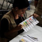 Valarbetare räknar om röster i Honduras huvudstad Tegucigalpa. 