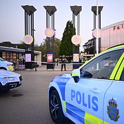 Polis och ambulans på plats vid entrén till Folkets park i Malmö efter att flera personer på måndagskvällen skadats samband med ett bråk.