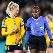 Rebecka Blomqvist diskuterar med domaren under matchen.