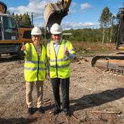 Trafikverkets generaldirektör Lena Erixon och statsminister Stefan Löfven (S) gör tummen upp efter att det första spadtaget för den inledande sträckan av Norrbotniabanan tagits.