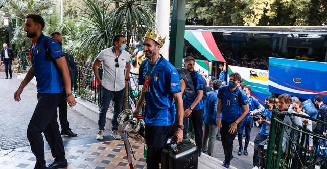 Det italienska landslaget anländer till hotellet i Rom.  Riccardo De Luca/AP/TT NYHETSBYRAN