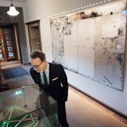 Lars Strannegård tittar på ett verk av Olafur Eliasson