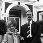 Prunella Scales och John Cleese från Pang i bygget