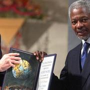 Kofi Annan får fredspris. 