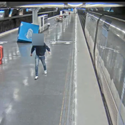 Tre av de misstänkta gärningsmännen fångades på en övervakningskamera i Solna.