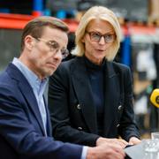 Statsminister Ulf Kristersson (M) och finansminister Elisabeth Svantesson (M) under en pressträff. 