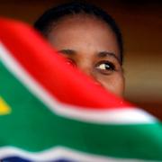 En kvinna firar Freedom Day i Sydafrika.