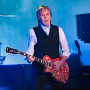 Paul McCartney på scen under Glastonbury-festivalen 2022. 