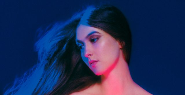 ”And In The Darkness, Hearts Aglow” av Weyes Blood. Sub Pop