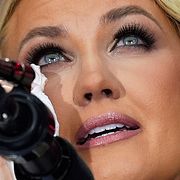 Erika Kirk under minnesceremonin för sin mördade make.