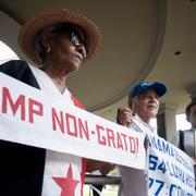 En kvinna håller upp en banderoll med texten ”Trump  är inte välkommen” under en demonstration i Panama tidigare i januari. 