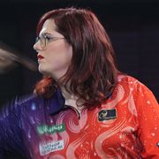Noa-Lynn van Leuven är ifrågasatt som transkvinna inom dart.