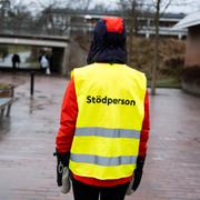 En person vid platsen i i Skärholmen centrum där Mikael Janicki, 39, sköts ihjäl i en gångtunnel den 10 april. 