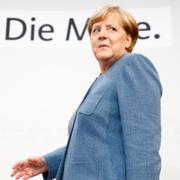 Angela Merkel efter att valresultatet blivit känt. Texten bakom henne lyder ”Die Mitte”, mitten.