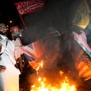 Iranska demonstranter efter USA:s och Storbritanniens attacker mot Huthirörelsen.