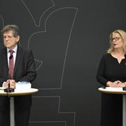 Skolminister Lotta Edholm (L) och utredaren Magnus Henrekson, under en pressträff där betygsutredningen överlämnar sitt betänkande till regeringen.