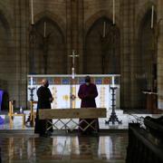 Kistan på plats i St Georges katedral i Kapstaden.