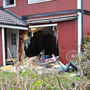 En bil kraschade in i ett hus i Jordbro/automatkarbinen.