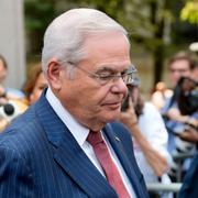 Senatorn Bob Menendez lämnar rättssalen på onsdagen.