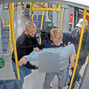 Joey Greven, Oliver Sima Petrell och Olof Pantzar attackerar ett av sina offer i tunnelbanan. Bild från polisens förundersökning. 