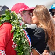 Marcus Ericsson kysser flickvännen Tritsaris Jondahl efter segern.