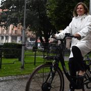 Klimat- och vice statsminister Isabella Lövin (MP) är ute och cyklar, på en elcykel vid Rosenbad