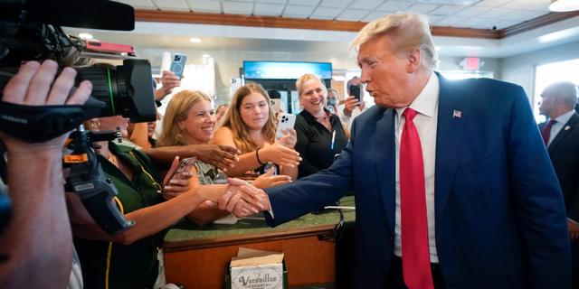 Trump hälsar på anhängare i Miami. Arkivbild. Alex Brandon / AP