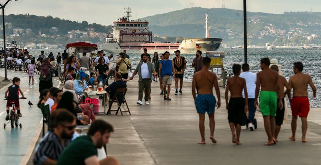 Människor i Istanbuls hamnområde. Emrah Gurel / AP