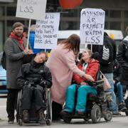 Demonstration om LSS på Vasagatan vid Norra Bantorget i Stockholm våren 2018.