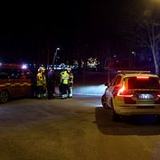 Kraftig rök syntes från platsen i Fittja där den misstänkt anlagda branden inträffade.
