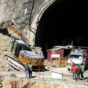Pågående räddningsarbete vid den kollapsade tunneln.