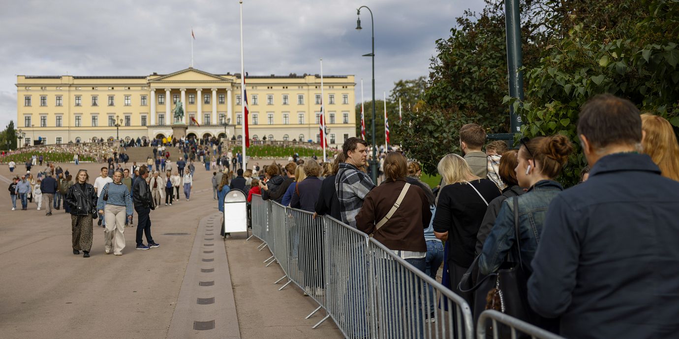 Kön utanför slottet.