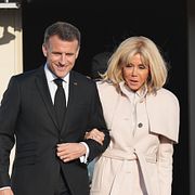En ny bok om Macron-paret påstår att den omtalade örfilen som fångades på film förra året egentligen var ett svar på en påstådd ”platonisk relation” som presidenten haft till en känd skådespelerska.