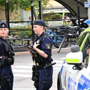 Poliser utanför skolan. 