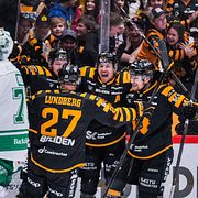 Skellefteås Martin Lundberg och Pär Lindholm jublar efter 3-1 under final ett i SHL mellan Skellefteå och Rögle.