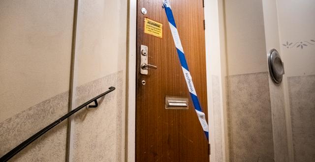 Dörren till lägenheten i Haninge där en man hölls isolerad i nästan 30 år. Magnus Hjalmarson Neideman/SvD/TT / TT NYHETSBYRÅN