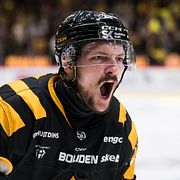 260502 Skellefteås Oliver Okuliar jublar efter att ha satt 5-2-målet.
