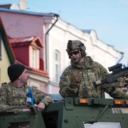 Amerikanska soldater under en militärparad i Estland.