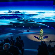 Det första tvåsitsiga exemplaret av stridsflygplanet JAS Gripen F levererades till Brasilien i juni. Redan 2014 tecknade Brasilien kontrakt med svenska Saab om att köpa 36 stycken Gripen.