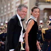 Hugh Grant och Anna Elisabet Eberstein i Paris i september 2023.