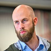 Carl-Oskar Bohlin (M), minister för civilt försvar, offentliggör i samband med ett besök på Myndigheten för civilt försvar i Revinge, att de vill inrätta ett drönarvärn bestående av tusentals skyddsutbildade personer.